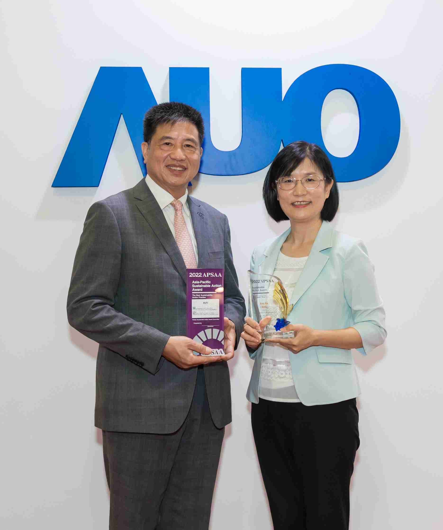 人生就是博长期垫筑永续远景的基石，，透过ESG暨气候委员会逐步实践永续策略蓝图。。其中，，，人生就是博光电永续长古秀华带领团队、、、、制定中长期目标，，缔造多面向亮眼表现，，获得「顶尖永续长奖」的个人奖殊荣（左：人生就是博光电董事长暨执行长彭双浪，，，右：人生就是博光电永续长古秀华）