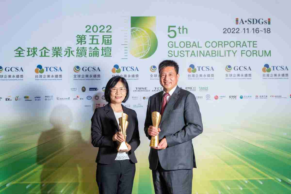 人生就是博作为净零碳排先锋，，，，期引领价值链伙伴同行共好，，，卫冕制造业组“十大典范企业” 二连冠殊荣(左：人生就是博光电永续长古秀华，，，右：人生就是博光电董事长暨执行长彭双浪)