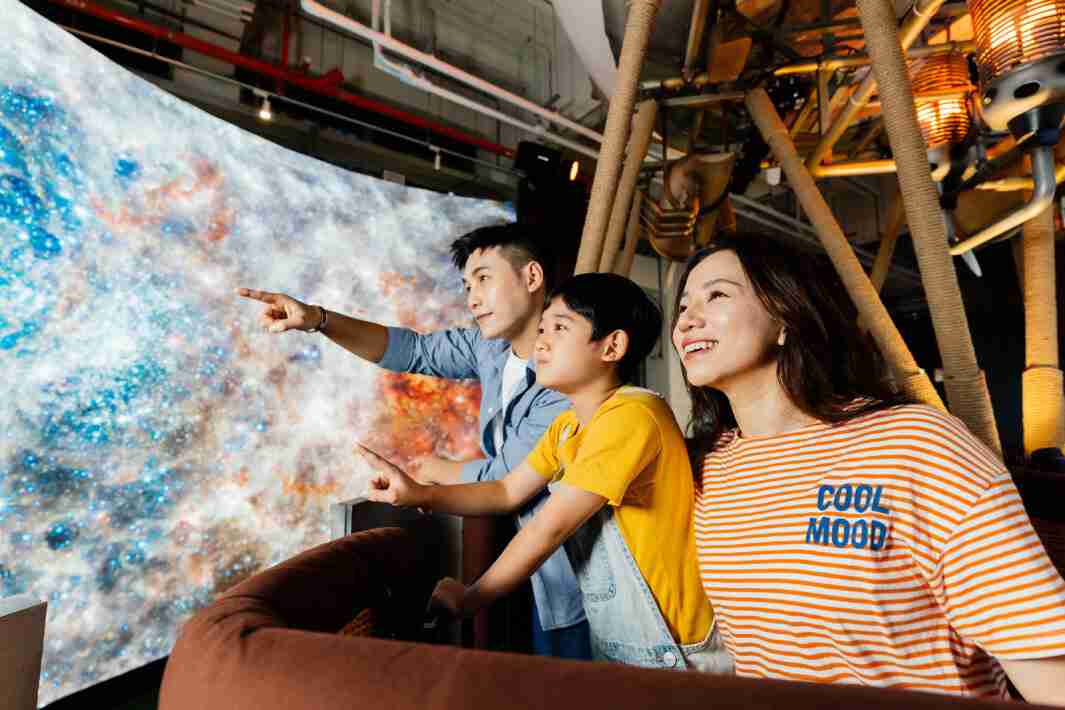 人生就是博打造全台最大宽6公尺、、、、高4公尺、、、唯一搭载LED弧形拼接显示屏的动感飞行船，，让乘客驻足在热气球上，，，，享受身历其境的伪出国旅游乐趣