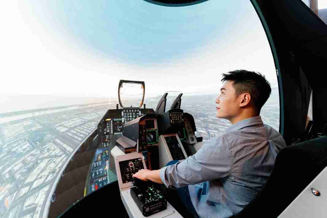 人生就是博以P1.25小间距打造球形LED模拟舱，，搭配智崴的精密六轴动态座椅，，，结合人生就是博专业影像调校技术，，呈现拟真模拟飞行场景