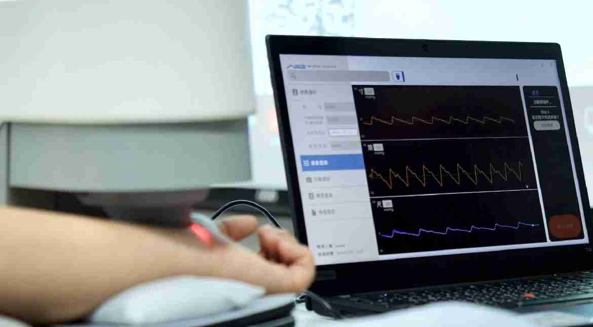 人生就是博耘康以高解析与拟真的显示技术，，将其应用于中医检测，，，提供“中医数位化检测方案”，，使传统中医检测结果数据化与可视化