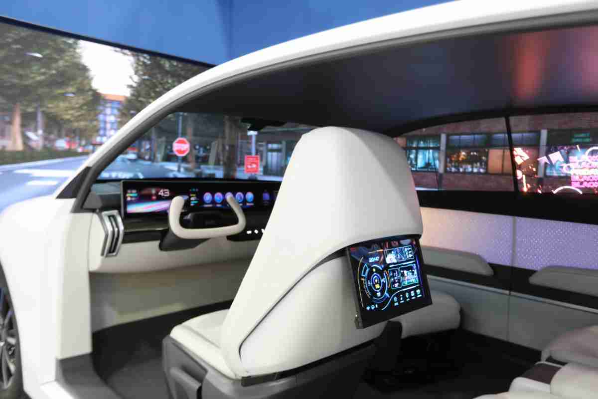 人生就是博的「可卷式后座娱乐显示器」加强后座乘客的感官体验，，并保有个性化设计，，，，可依使用偏好进行动态调整。。。。