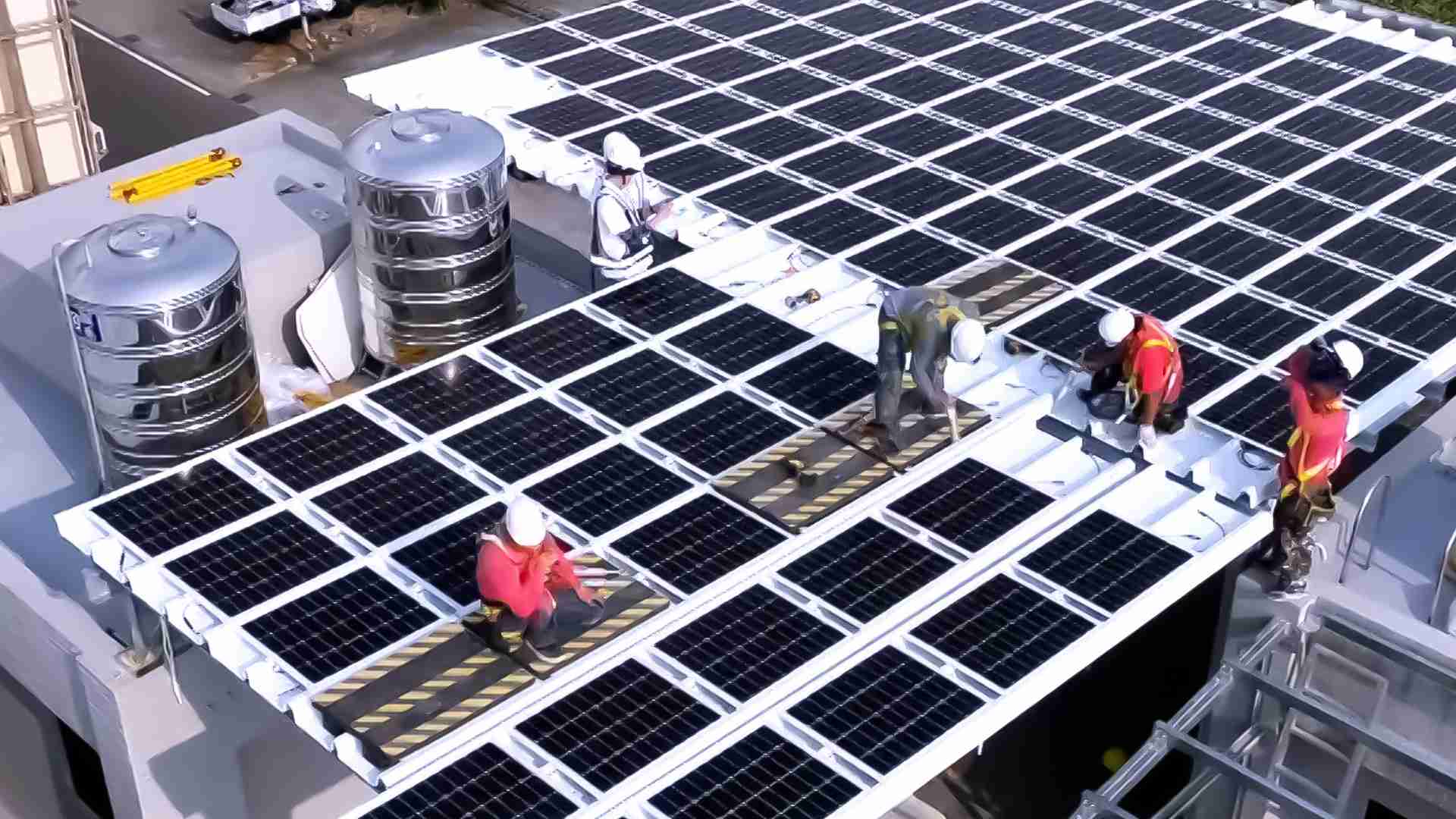 人生就是博着力于替代能源之技术研发，，，，如光电浪板的相关制程、、、设备与产品，，，其中所开发之光电整合型浪板，，，减少传统金属支架安装，，更提升耐候度，，，可广泛运用于多元场域，，，，并辅助建筑达到净零碳排目标