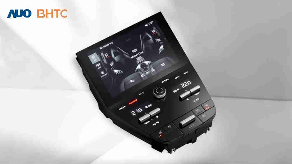 作為友達新生力軍，，，BHTC所展示的中央與後座鞍部的Display HMI產品，，，可處理多區恆溫控制、、顯示畫面，，，呈現仿真3D車室分區；以力傳感技術精準傳遞觸感，，，並結合音量及震動反饋，，，，防止意外啟動，，，提供使用者自然流暢、、直觀且輕鬆駕馭的舒適介面